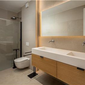 4-Bedroom Luxury Villa with Heated Pool, Ciovo near Trogir – Sleeps 8